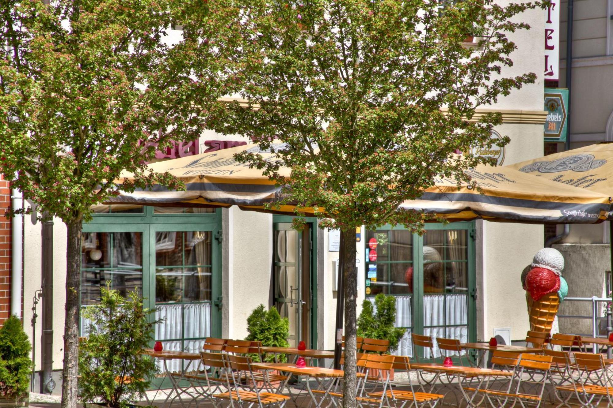 Hotel Am Markt Altentreptow Exterior foto